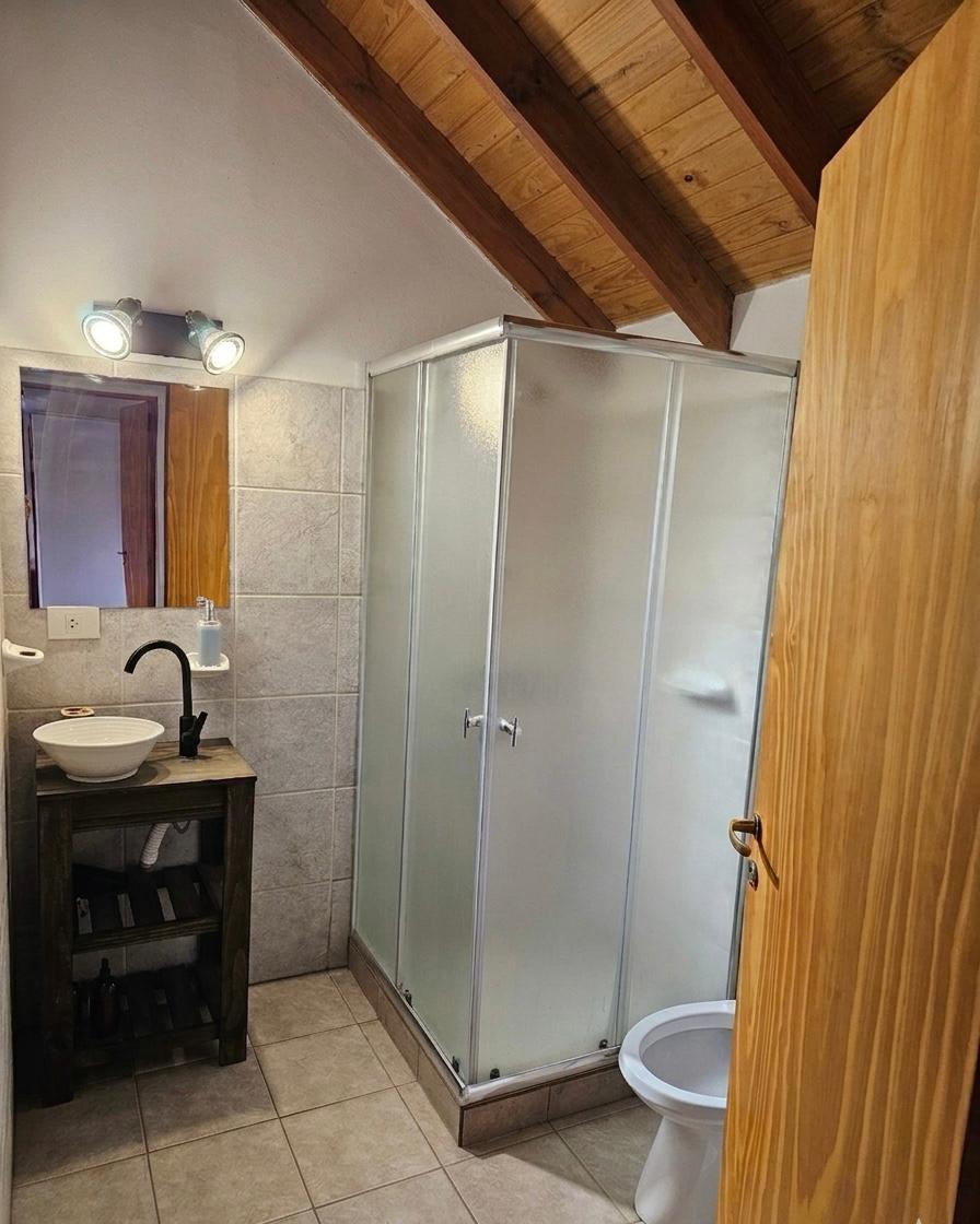 Baño completo de la cabaña — Casa Aicu