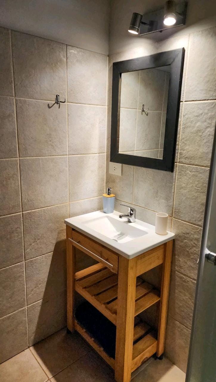 Baño con vanitory — Casa Aicu