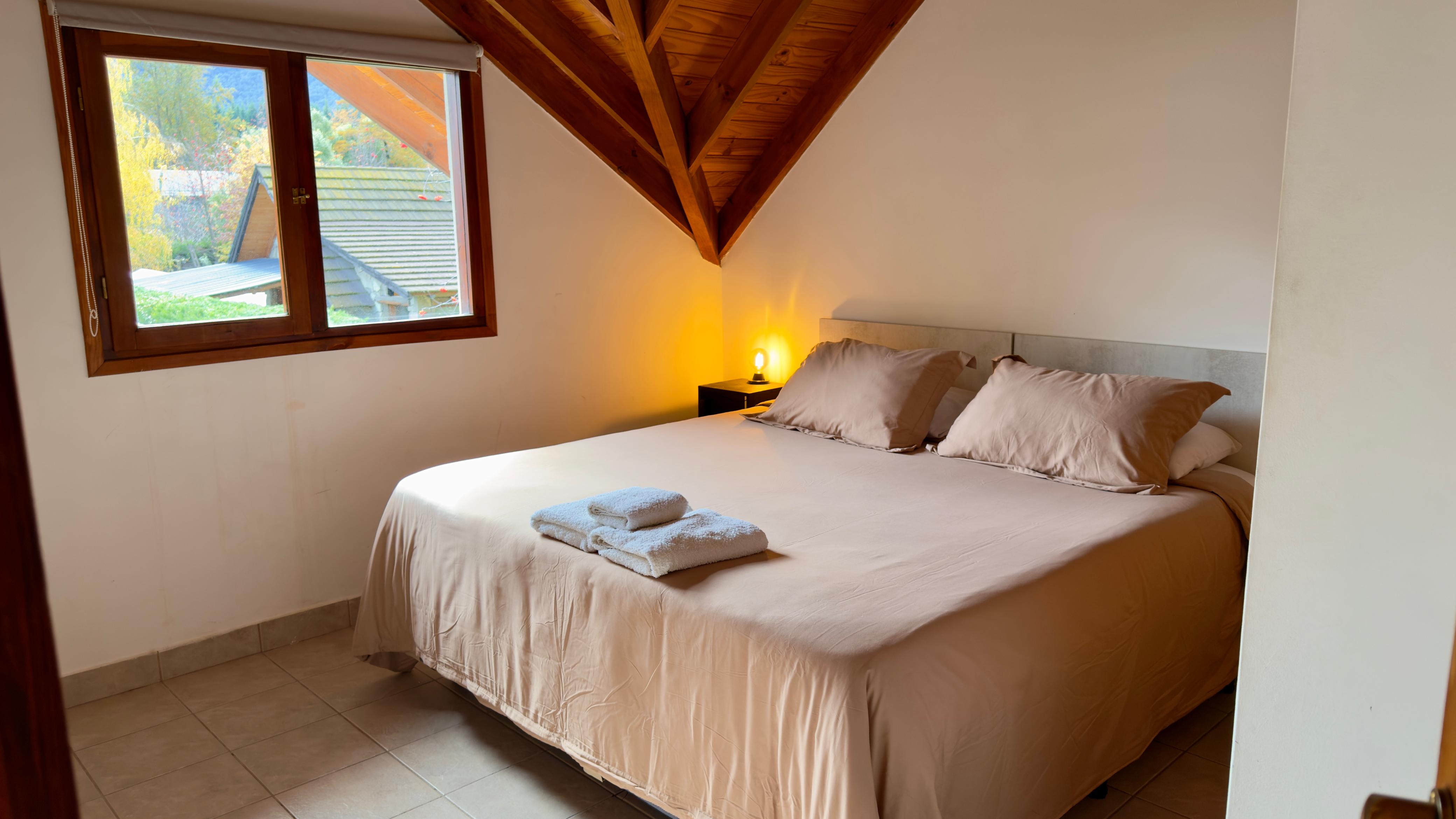 Dormitorio con cama doble — Casa Aicu