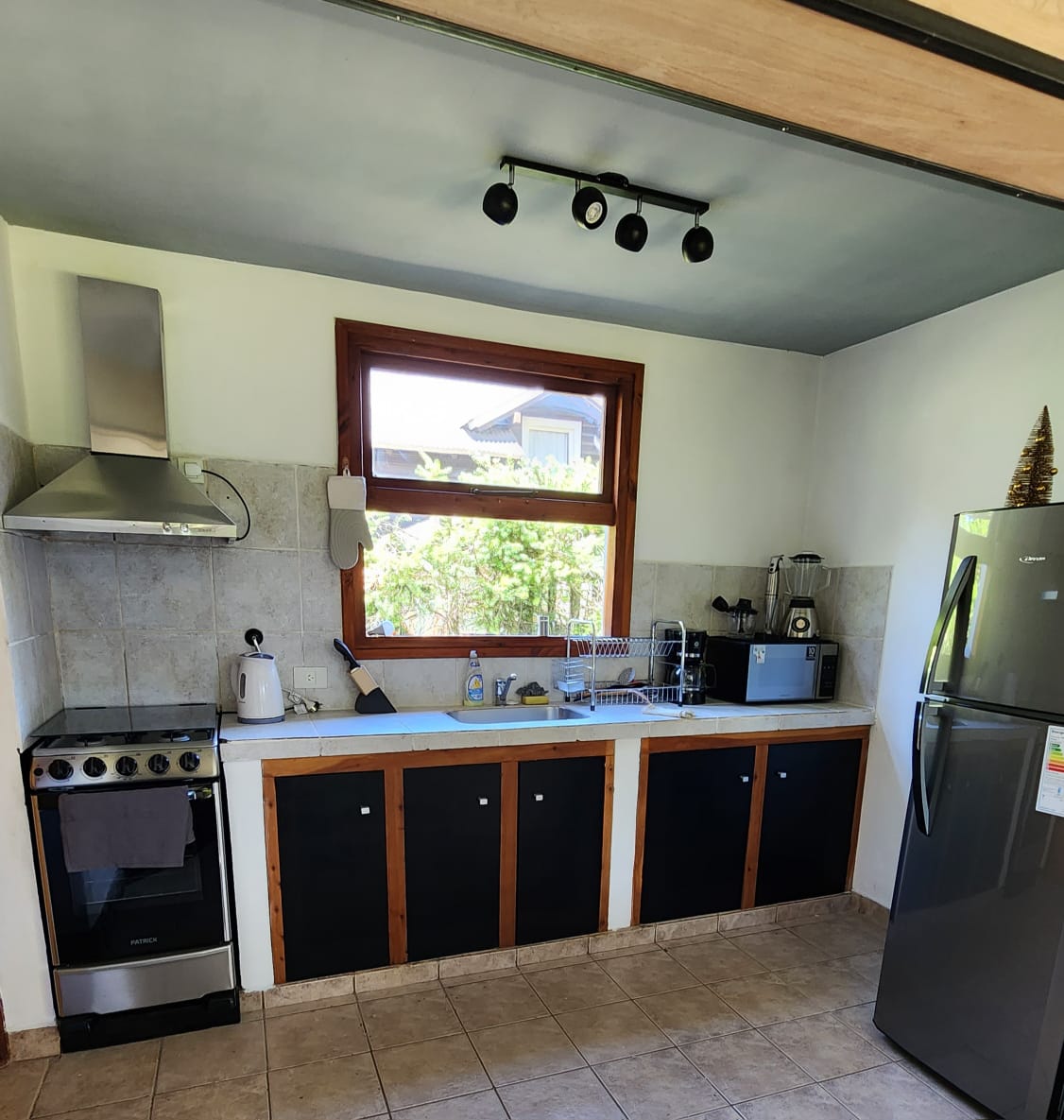 Cocina equipada de la cabaña — Casa Aicu