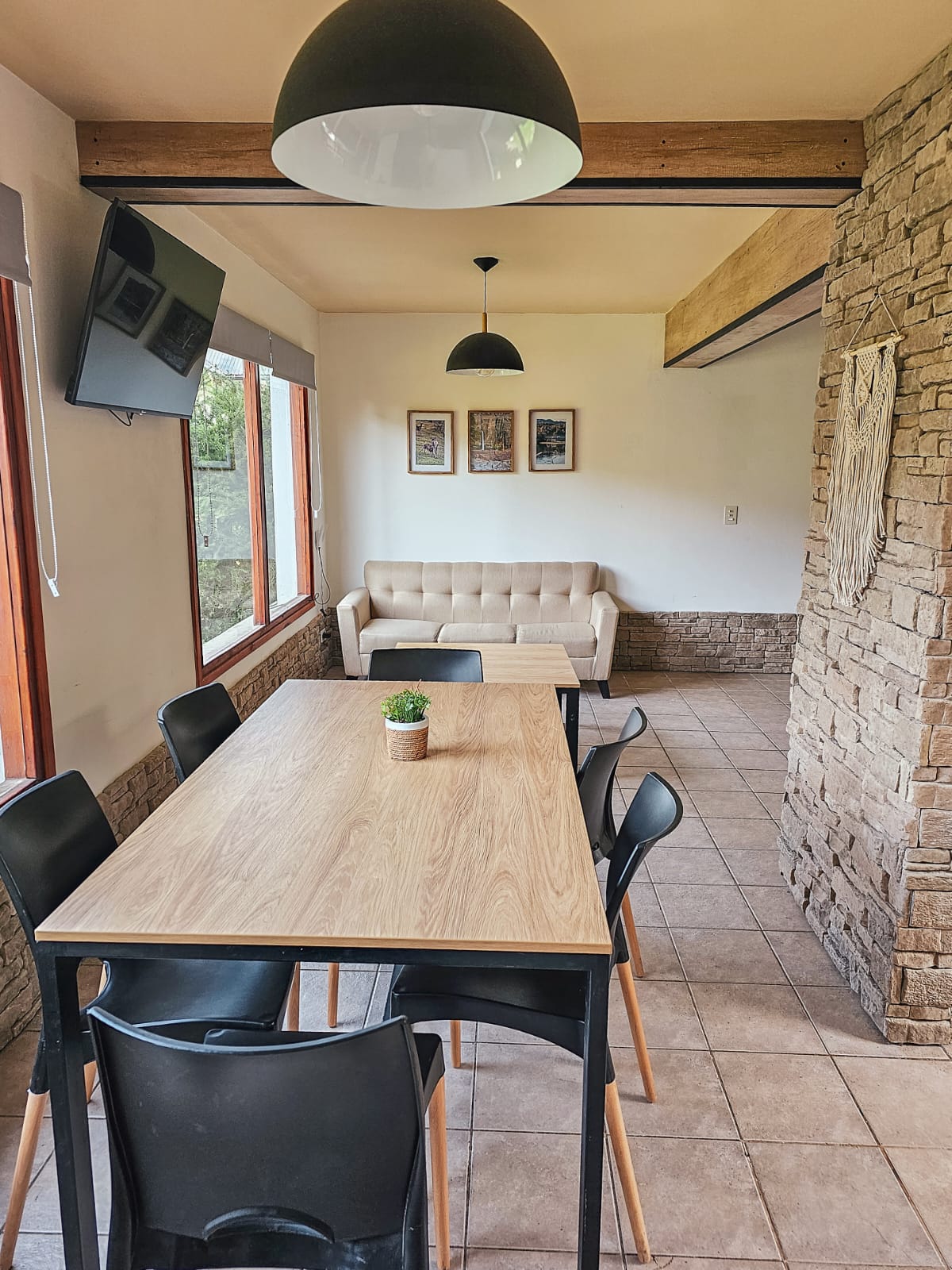 Comedor con pared de piedra y macramé — Casa Aicu