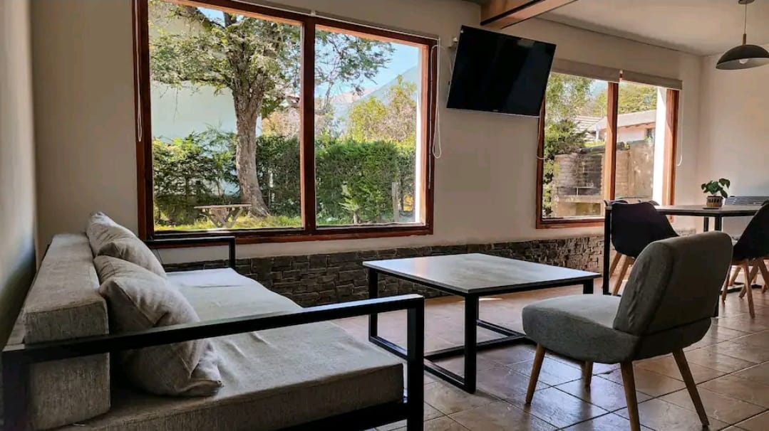Living con vista al jardín — Casa Aicu